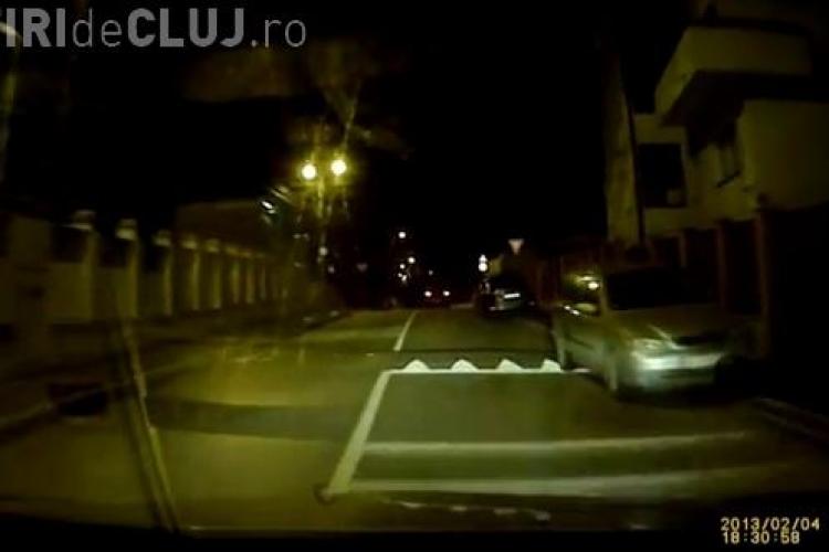 Depășirea ANULUI: O ȘOFERIȚĂ a depășit pe linie continuă și peste limitatorul de viteză - VIDEO