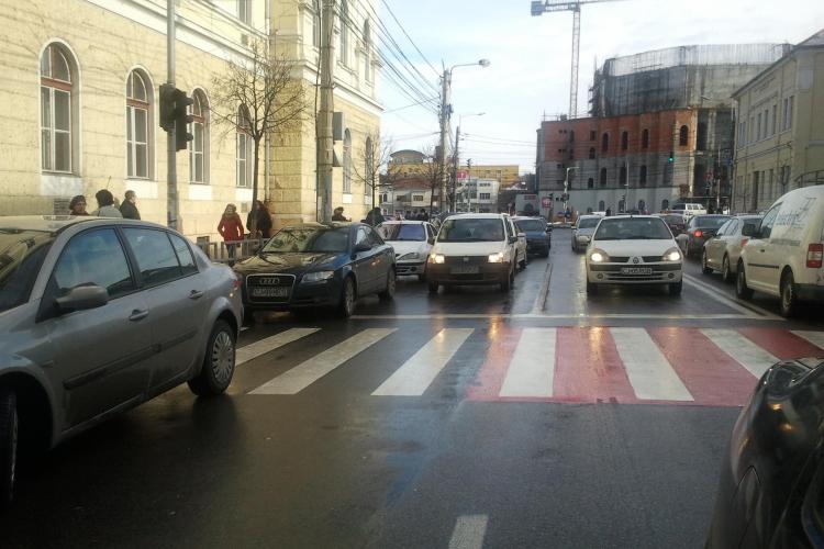 Strada Avram Iancu, parcare de mașini pe toate părțile în zona liceelor - FOTO