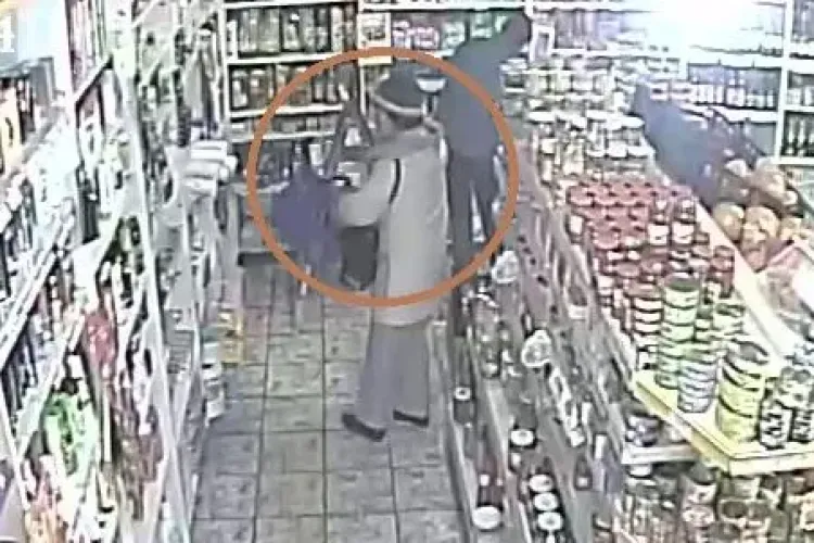 Cum fură o femeie conserve dintr-un magazin din DEJ - VIDEO