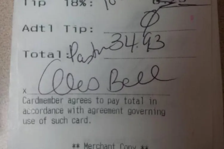 Preotul care a scris numele lui Dumnezeu pe o notă de plată pentru a nu lăsa bacşiş - FOTO