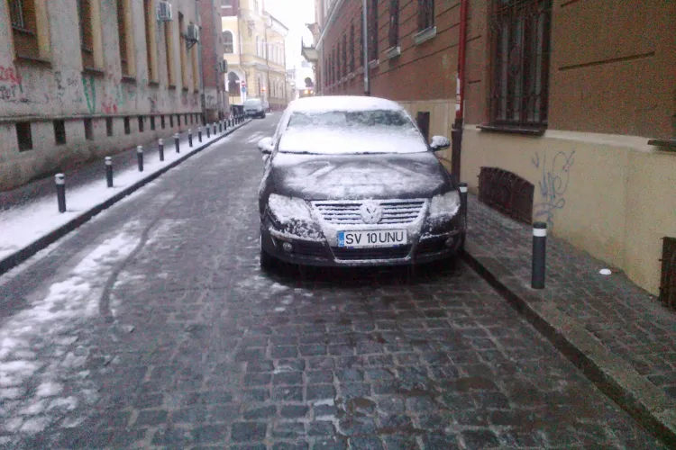 A parcat pe sens unic, în centrul Clujului. Un trecător a luat POZIȚIE. Vezi ce s-a întâmplat mai departe - FOTO