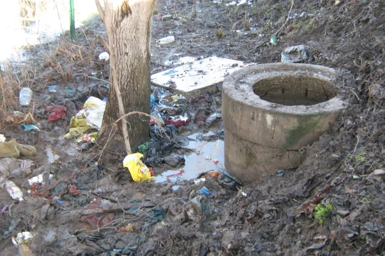 Conducta de canalizare de la Florești, blocată la CORA cu haine, o plapumă și tampoane - FOTO