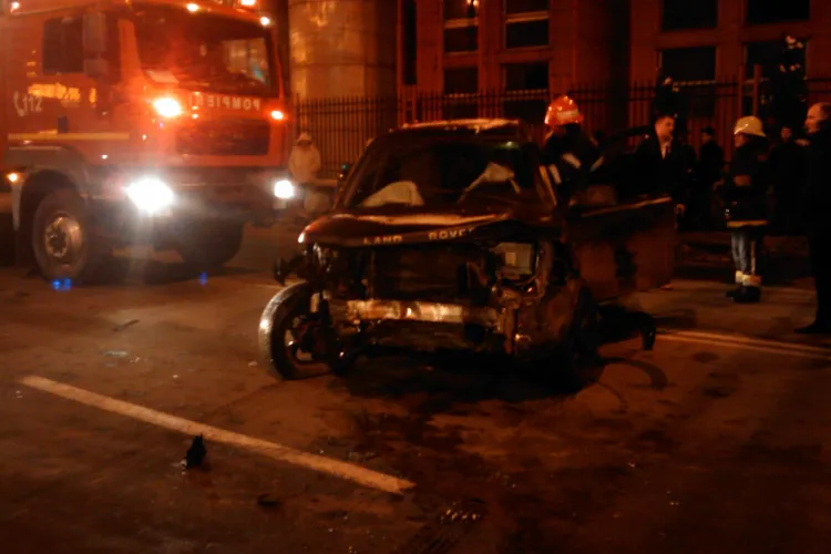 Accident la Fabrica de Bere! O mașina de teren s-a înfipt în gardul Universității de Medicină Veterinară FOTO