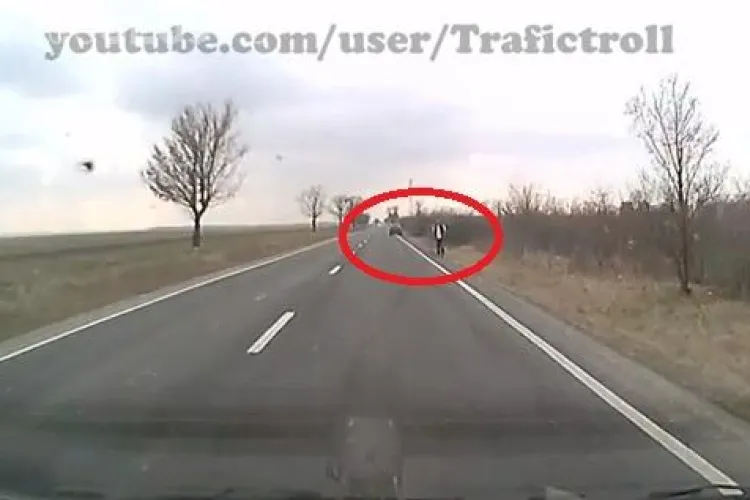 Sătul să se certe cu nevasta, s-a dat jos din mașină și a făcut AUTOSTOPUL - VIDEO