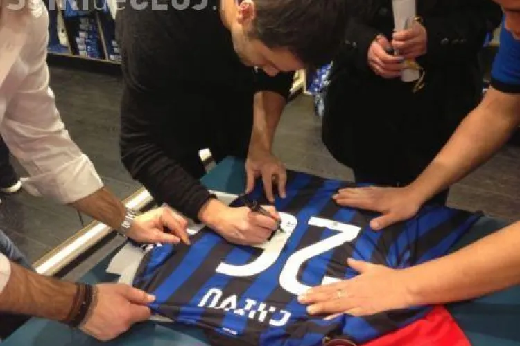 Chivu a dat autografe la Cluj. Fanii români nu țin cu CFR: ”Sperăm să bată Inter!” - VIDEO