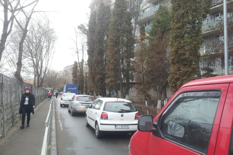 Cum să stai 15 minute BLOCAT pe Aleea Băișoara, până când Dedeman descarcă marfă - FOTO