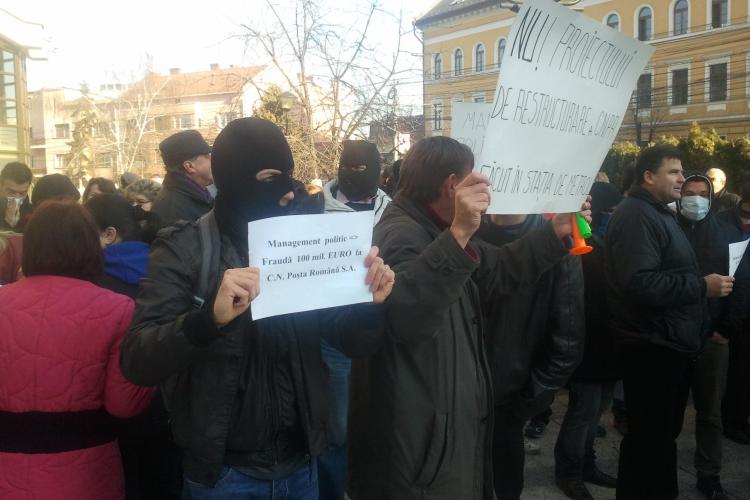 Poștași mascați protestează în fața Prefecturii Cluj - VIDEO și FOTO