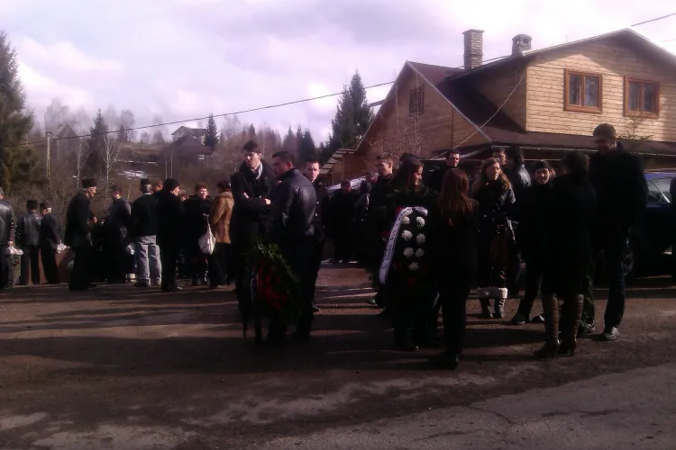 Mitropolitul Clujului, Andrei Andreicuț, a oficiat slujba de înmormântare a elevului Sergiu Trifu, mort la Huedin - FOTO