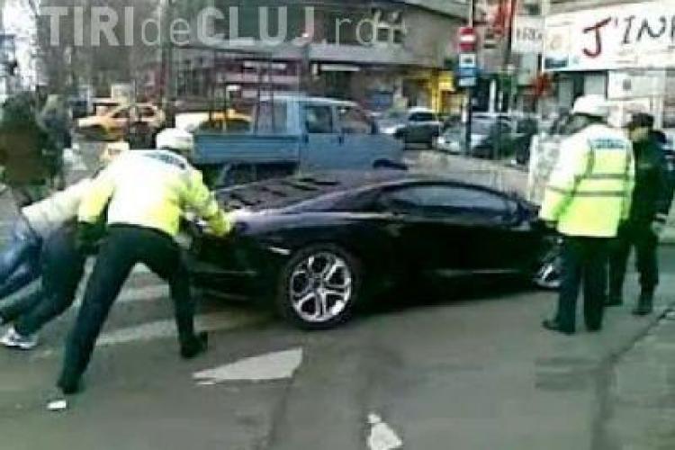 Polițiștii de la rutieră împing un Lamborghini Aventador rămas în pană - VIDEO