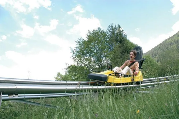 Cum arată o pistă de bob de vară în Tirol. Una SIMILARĂ va fi pe Dealul Feleac - VIDEO