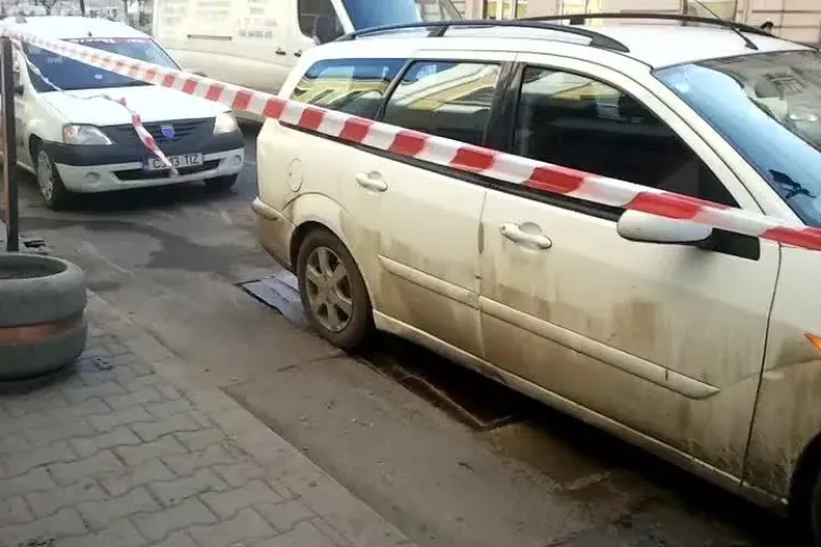 Groapă acoperită cu tablă în centrul Clujului! Mai e puțin și o mașină va cădea în ea - VIDEO