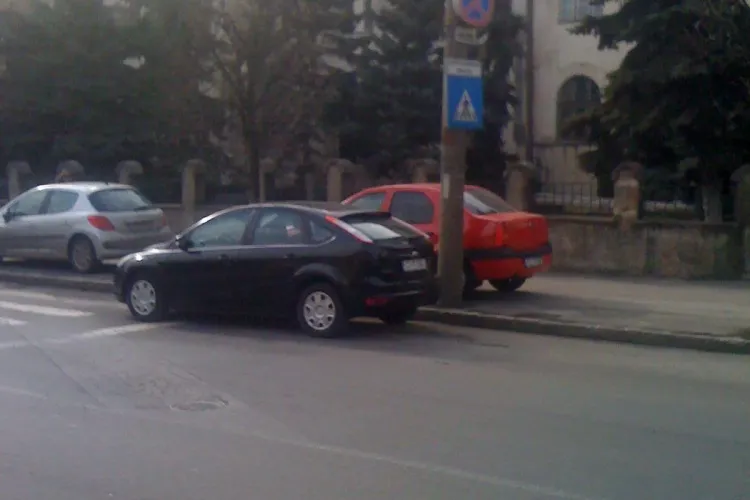 TUPEU? Parcare pe trecerea de pietoni în față la IPJ Cluj - FOTO