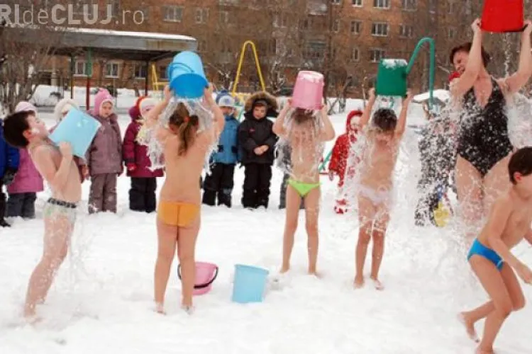 Așa se face ÎNVIORAREA la o grădiniță din SIBERIA. Ți-ai supune copilul la un asemenea chin - VIDEO