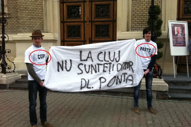 POZA ZILEI! Premierul Ponta primit cu tricouri ”Copy - Paste” la UBB Cluj