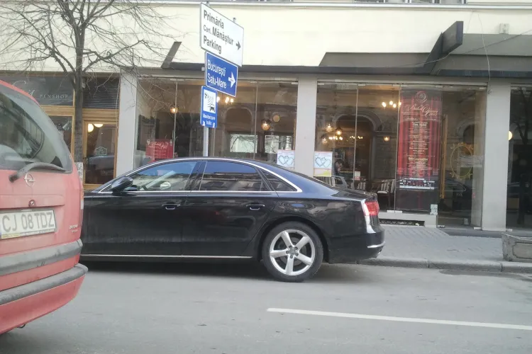 În față la cafeneaua Klausenburg e parcare! Intersecția este la 10 metri, iar mașinile ar trebui ridicate - FOTO