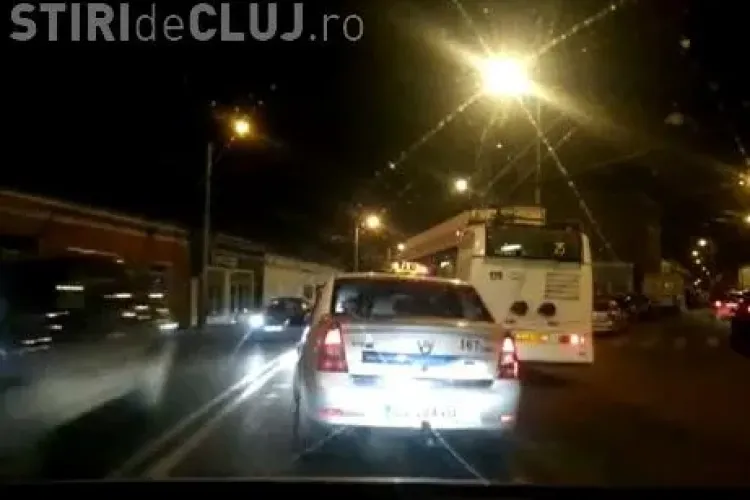 Un taximetrist șicanează în trafic un troleibuz, pe Moților. Până la urmă a blocat intersecția cu strada Clinicilor - VIDEO
