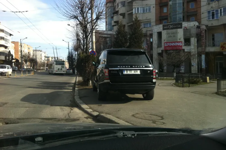 Fiul lui Ioan Rus parchează pe trotuar, în Piața Cipariu - FOTO