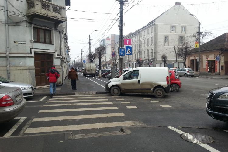 Clujenii de pe Calea Dorobantilor nr. 25 în RĂZBOI cu șoferii care îi blochează în CURȚI - FOTO