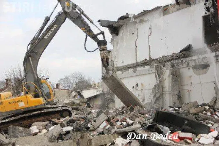 Fabrica Ursus este demolată de muncitori - FOTO