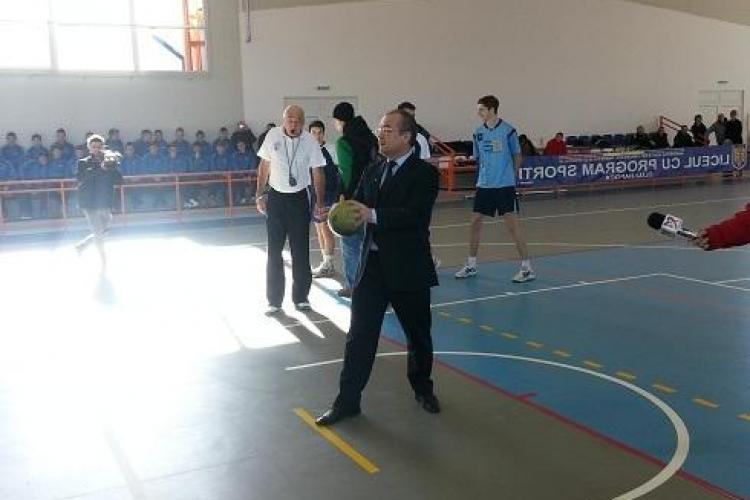 Emil Boc, handbalist! Primarul Clujului a executat cu succes lovituri de pedeapsa de la 7 metri! VIDEO