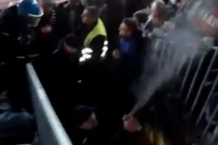 Imagini NOI de la meciul U Cluj - Steaua. Se vede cum jandarmii au dat excesiv cu SPRAY - VIDEO