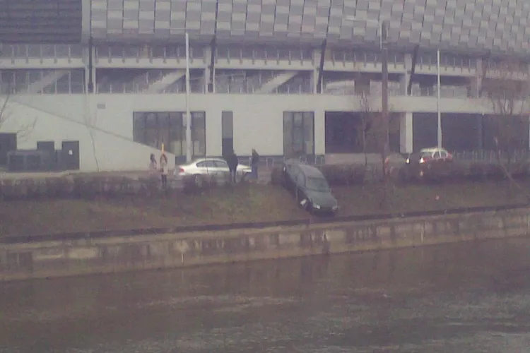 Accident la Cluj Arena! O mașină era să ajungă în Someș - FOTO