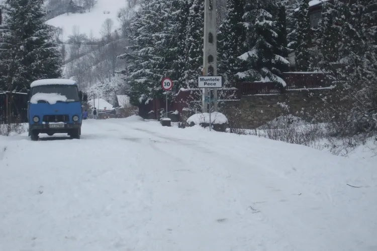 Primăria din Măguri Răcătau a dat 200.000 de euro pe cel mai performant utilaj de deszăpezire, dar oamenii sunt ÎNZĂPEZIȚI - FOTO