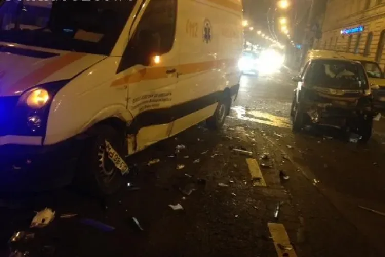 Accident la Melody. Un Smart a intrat într-o Ambulanță - VIDEO
