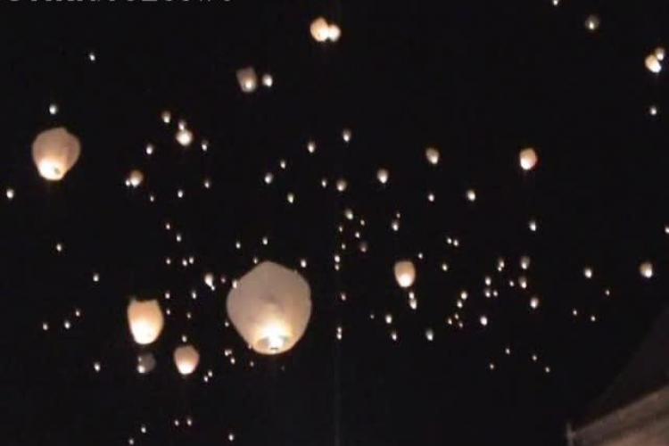 Matei Corvin aniversat la Cluj cu sute de LAMPIOANE! 5.000 de oameni au fost în Piața Unirii - VIDEO