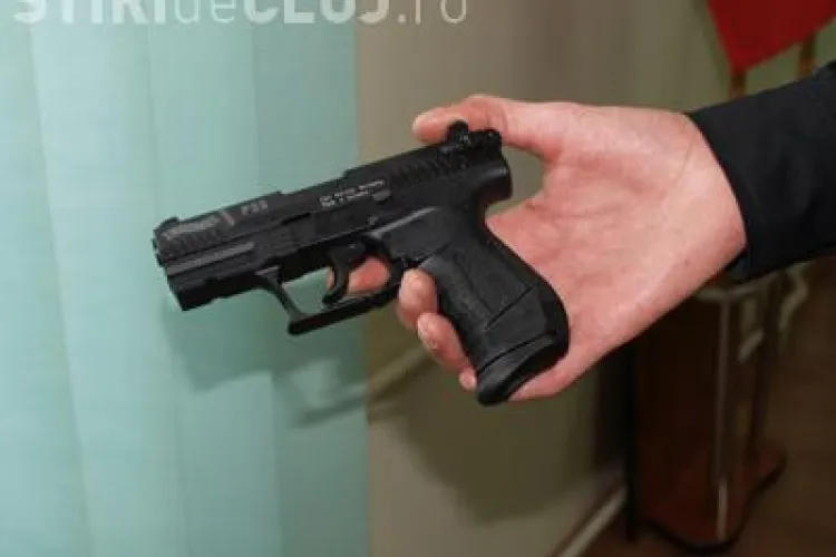 Un clujean care flutura un pistol în fața unui bar, cercetat penal