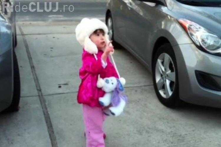 ADORABIL! O fetiță încearcă să prindă Luna - VIDEO