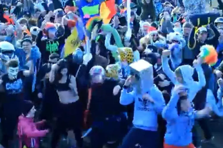 Harlem Shake pe Cetățuia. Peste 200 de tineri au dansat costumați cât mai ”crazy” - VIDEO