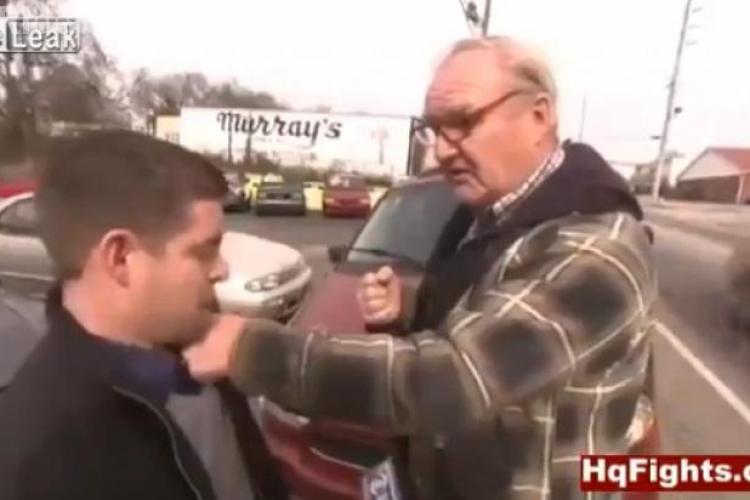 Reporter bătut de un pensionar în timpul unui reportaj - VIDEO