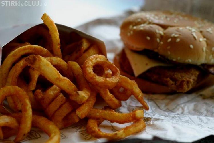 Mâncarea de la fast-food e la fel de dăunătoare ca virusul hepatic