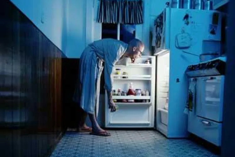 De ce ne îngrășăm mai repede când mănâncăm noaptea? Vezi ce răspuns dau cercetătorii