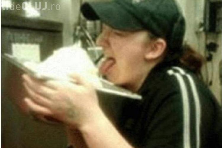 Angajată KFC concediată pentru această fotografie, ajunsă pe internet - FOTO