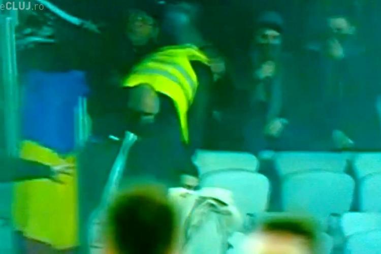 Bătaie în peluza U Cluj la meciul cu Steaua! Suporterii au aruncat cu fumigene. Meciul a fost întrerupt - VIDEO