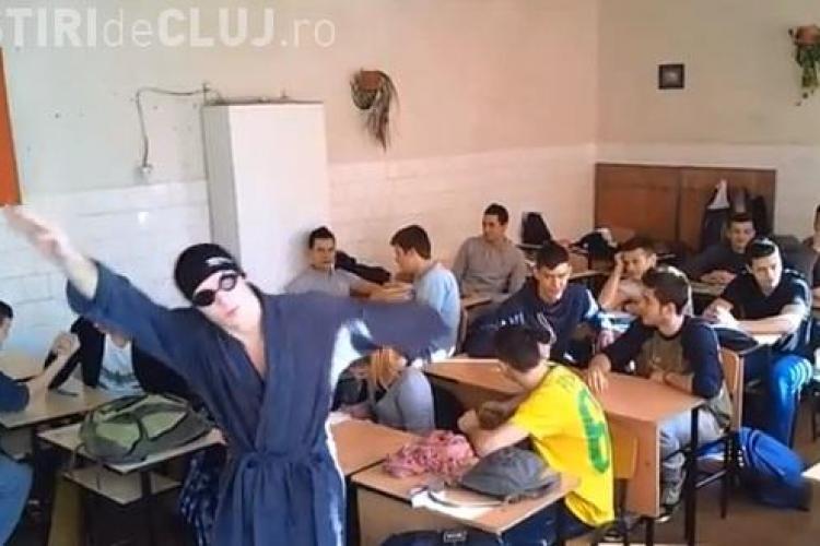Harlem Shake într-un liceu din Cluj! Un elev era în halat de baie - VIDEO