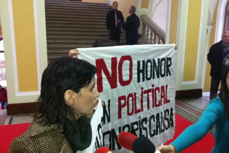 Protest ANTI Ponta și Gunter Verheugen la UBB Cluj: ”Verheugen, go frack yourself” - FOTO și VIDEO