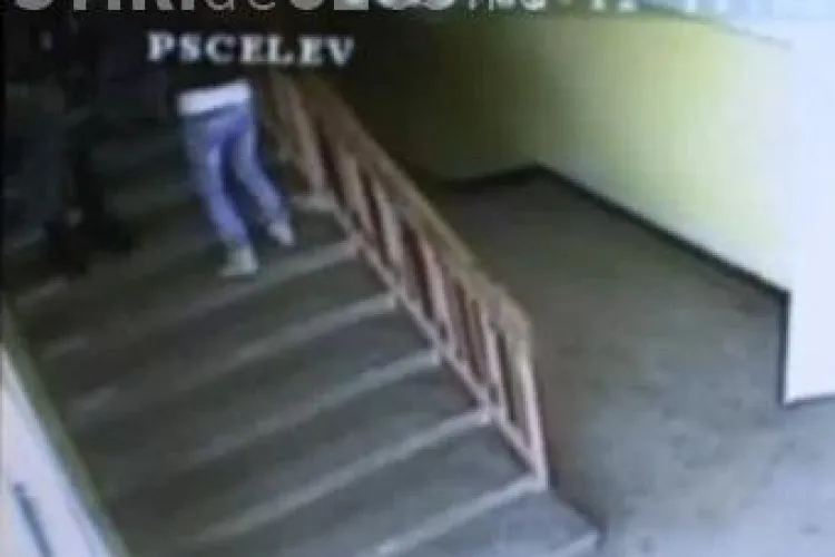Elevă UMILITĂ și lovită cu piciorul de o colegă la un liceu din Hunedoara - VIDEO