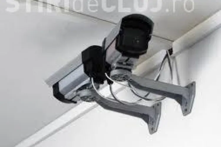 Apar camere video în școlile clujene. Vor monitoriza clasele, holurile și curțile unde se bat elevii