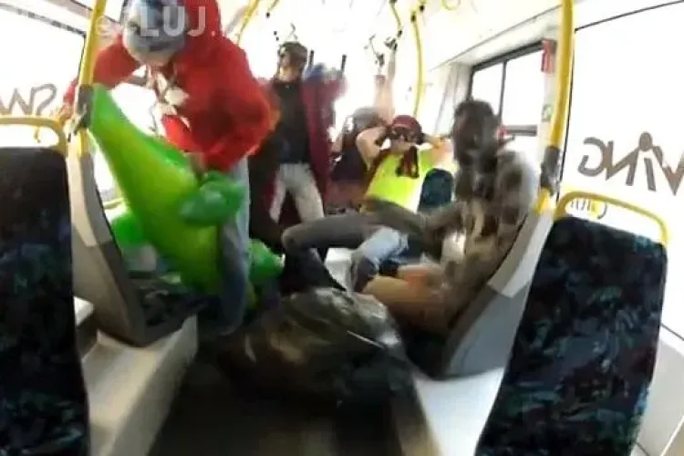 Harlem Shake într-un tramvai din Cluj-Napoca. Călătorii ȘOCAȚI - VIDEO