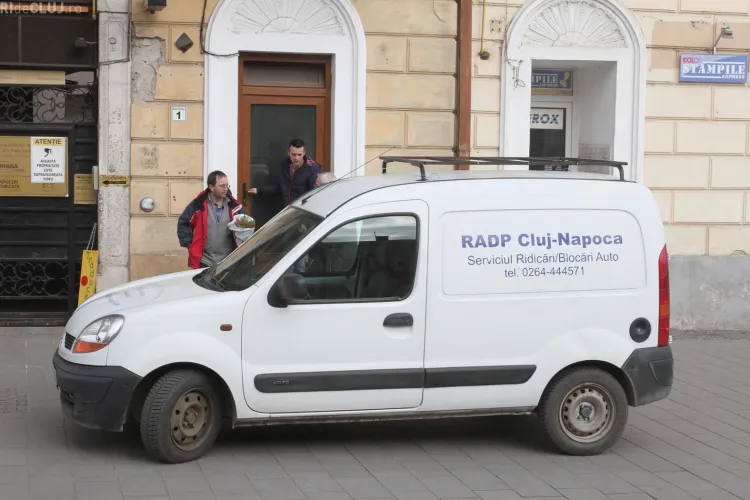 Angajaţii RADP Cluj de la RIDICĂRI parchează pe PIETONALĂ pentru a cumpăra flori - FOTO