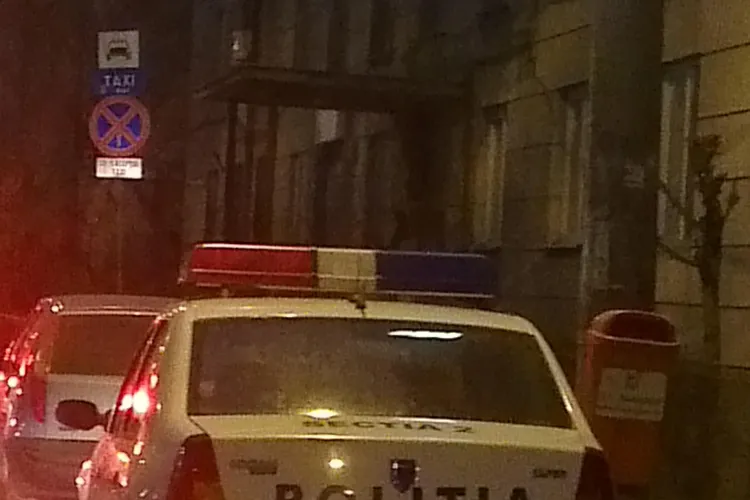 ABUZ! Polițist din Cluj claxonează un șofer parcat în stația de autobuz și apoi îi iau locul - FOTO