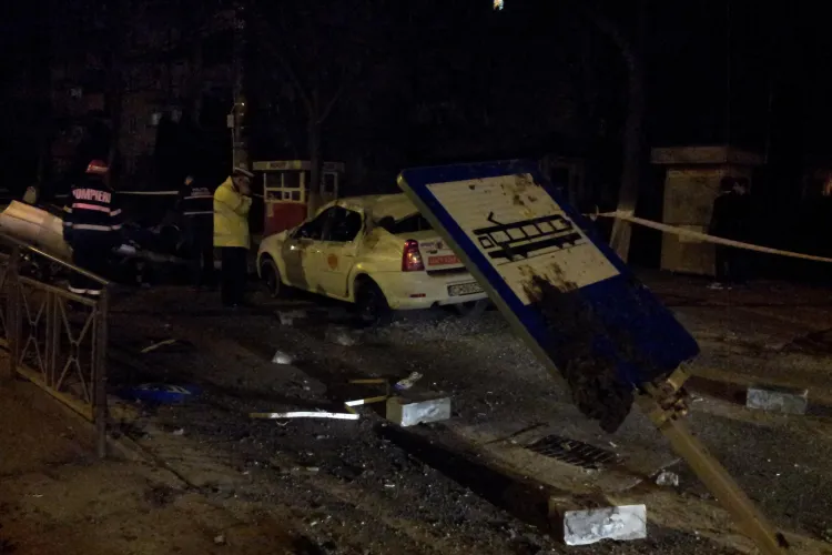 Accident pe strada Plopilor! O mașină s-a răsturnat - FOTO