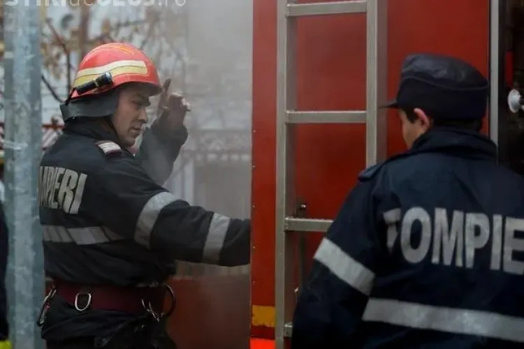 Incendiu pe strada Tășnad! Arde boxa de gunoi