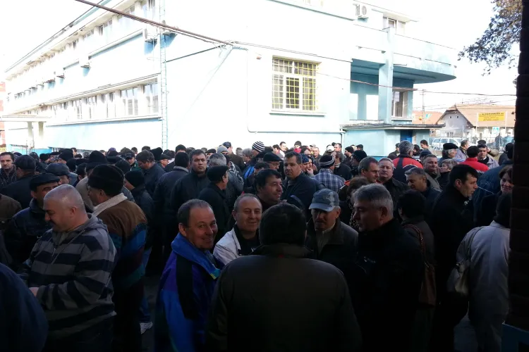 Protest VIOLENT la Câmpia Turzii. Foștii angajați Mechel își cer salariile compensatorii - FOTO