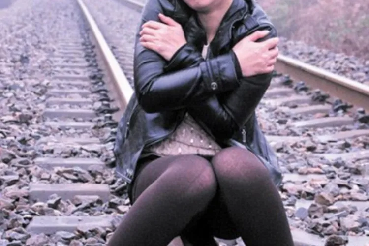 S-a fotografiat pe calea ferată și era să fie lovită de tren - FOTO