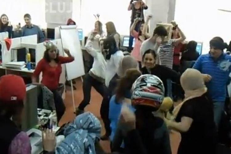 Harlem Shake de 8 martie la o firmă din Cluj. Striptease -ul e expirat - VIDEO