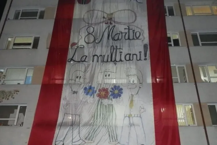 Studenții UTCN din Observator au afișat un BANNER uriaș de 8 Martie! LIKE dacă vă place - FOTO